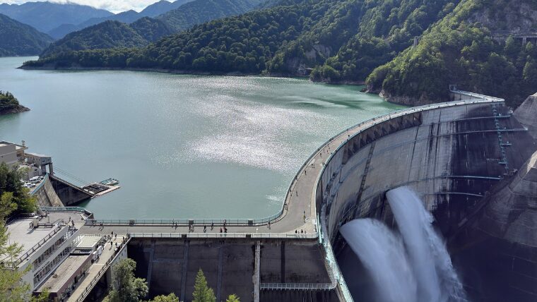 展望台から見た黒部ダム