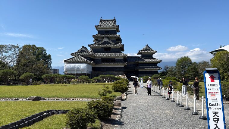 正面から見た松本城