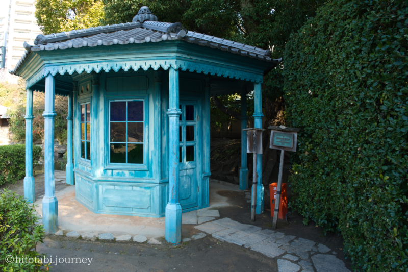 極楽浄土の庭の青い小屋
