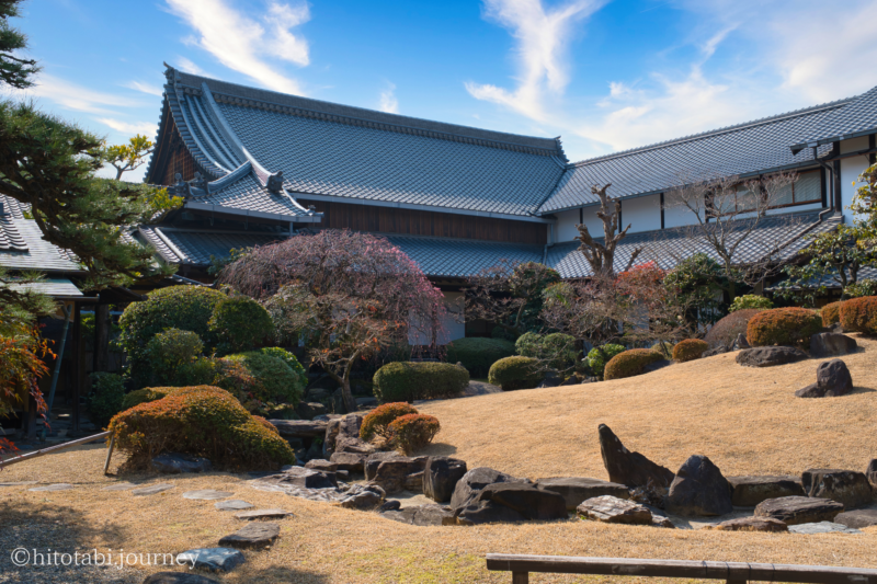 極楽浄土の庭と瓦屋根