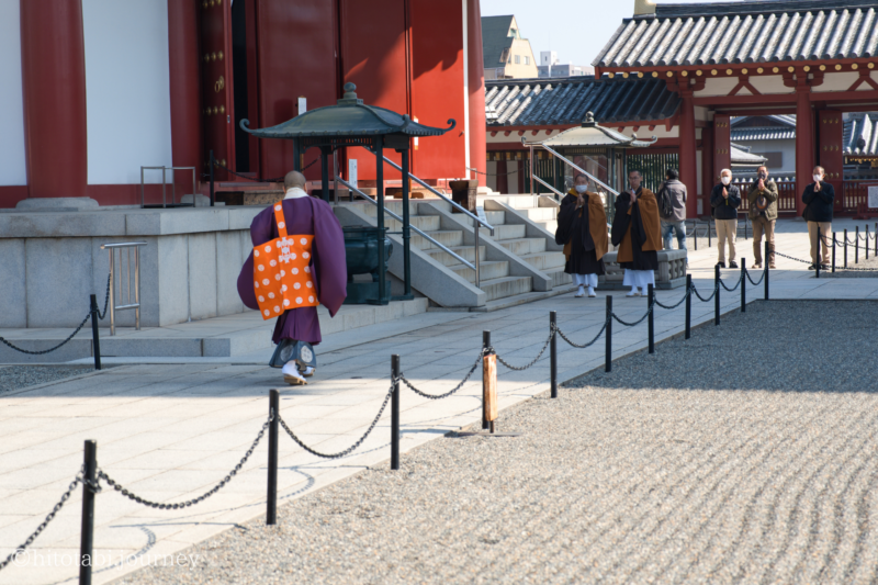 金堂へ向かう住職